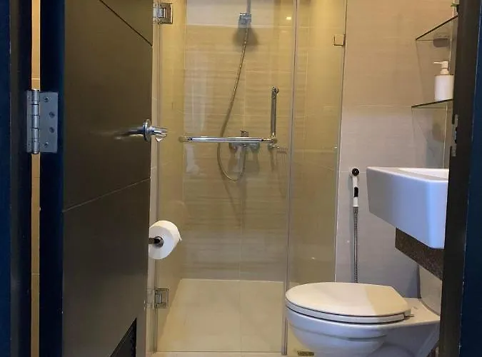 Cozy Hideaway At 81 Newport Blvd Walk To Naia T3 Casinos And Mall Own Parking Pool Gym Balcony And Kitchen 马尼拉